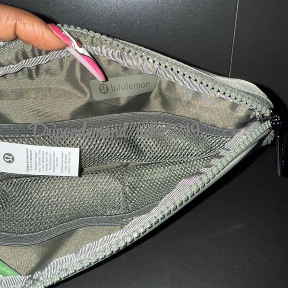 Lululemon Everywhere Belt Bag 1L- Army Green - Picture 6 of 8